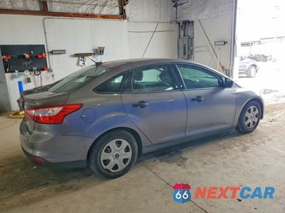 Trzecie zdjęcie samochodu z tyłu: 2013 FORD FOCUS S VIN:1FADP3E23DL143656 - miniatura