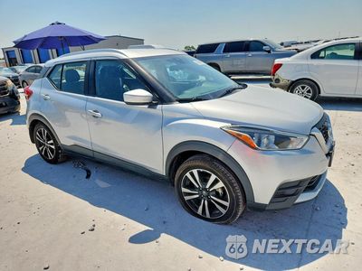 Czwarte zdjęcie samochodu z boku: 2020 NISSAN KICKS SV VIN:3N1CP5CVXLL533402 - miniatura