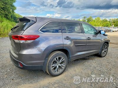 Trzecie zdjęcie samochodu z tyłu: 2018 TOYOTA HIGHLANDER LE VIN:5TDBZRFH5JS804759 - miniatura