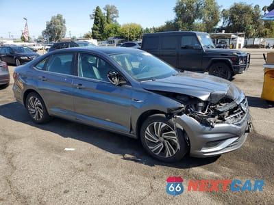 Czwarte zdjęcie samochodu z boku: 2021 VOLKSWAGEN JETTA SEL PREMIUM VIN:3VWG57BU3MM037584 - miniatura