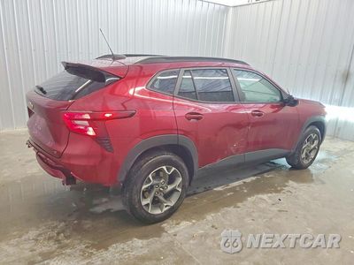 Trzecie zdjęcie samochodu z tyłu: 2025 CHEVROLET TRAX 1LT VIN:KL77LHEP2SC232396 - miniatura