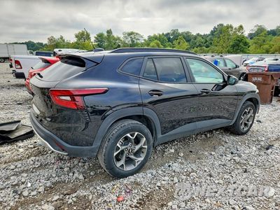 Trzecie zdjęcie samochodu z tyłu: 2025 CHEVROLET TRAX 1LT VIN:KL77LHEP4SC273953 - miniatura