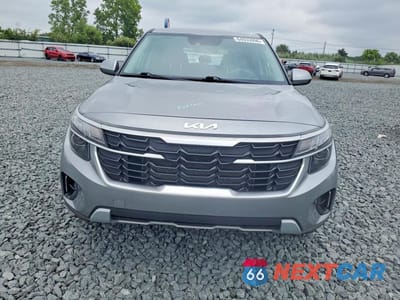 Piąte zdjęcie samochodu w środku: 2024 KIA SELTOS LX VIN:KNDEPCAA7R7504236 - miniatura