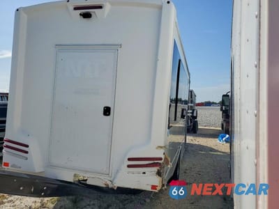 Czwarte zdjęcie samochodu z boku: 2023 FORD TRANSIT SHUTTLE BUS VIN:1FDEU6PG5PKB29796 - miniatura