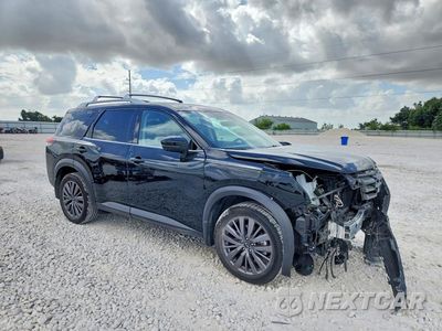 Czwarte zdjęcie samochodu z boku: 2023 NISSAN PATHFINDER SL VIN:5N1DR3CB5PC204254 - miniatura