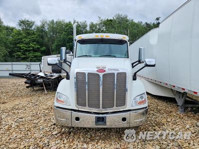 Piąte zdjęcie samochodu w środku: 2017 PETERBILT 579 SEMI TRUCK VIN:1XPBDP9X2HD359729 - miniatura