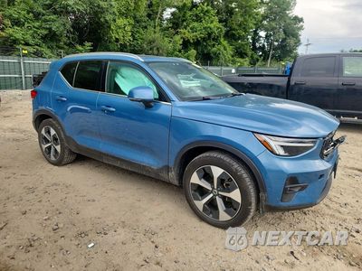 Czwarte zdjęcie samochodu z boku: 2025 VOLVO XC40 PLUS VIN:YV4L12UE8S2601544 - miniatura