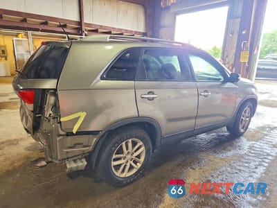Trzecie zdjęcie samochodu z tyłu: 2015 KIA SORENTO LX VIN:5XYKTDA67FG569747 - miniatura