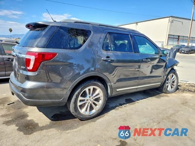 Trzecie zdjęcie samochodu z tyłu: 2019 FORD EXPLORER XLT VIN:1FM5K8D8XKGB22174 - miniatura