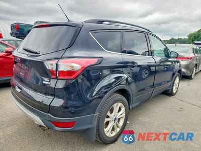 Trzecie zdjęcie samochodu z tyłu: 2018 FORD ESCAPE SE VIN:1FMCU9GD2JUC38341 - miniatura