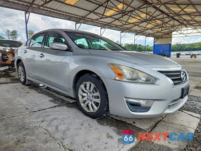Czwarte zdjęcie samochodu z boku: 2015 NISSAN ALTIMA 2.5 S VIN:1N4AL3AP9FC459405 - miniatura