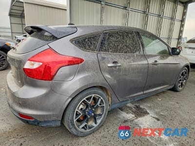 Trzecie zdjęcie samochodu z tyłu: 2013 FORD FOCUS SE VIN:1FADP3K28DL164250 - miniatura