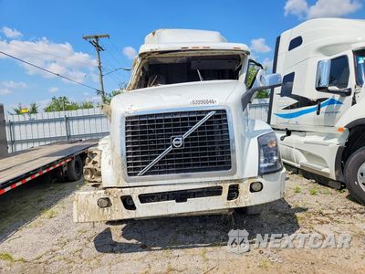Piąte zdjęcie samochodu w środku: 2018 VOLVO VNL SEMI TRUCK VIN:4V4NC9EH9JN990459 - miniatura