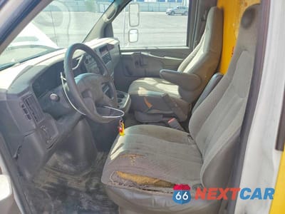 Zdjęcie 7 z 13 samochodu: 2004 CHEVROLET EXPRESS BOX TRUCK VIN:1GBJG31U341159733 - miniatura