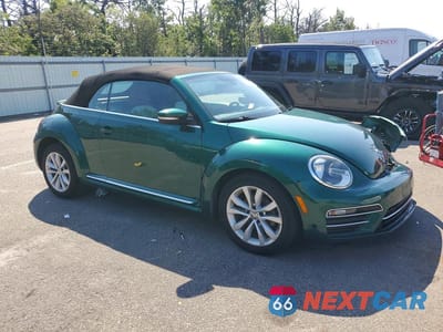 Czwarte zdjęcie samochodu z boku: 2017 VOLKSWAGEN BEETLE S/SE VIN:3VW517ATXHM819074 - miniatura