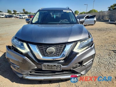 Piąte zdjęcie samochodu w środku: 2018 NISSAN ROGUE SV VIN:JN8AT2MT7JW450582 - miniatura