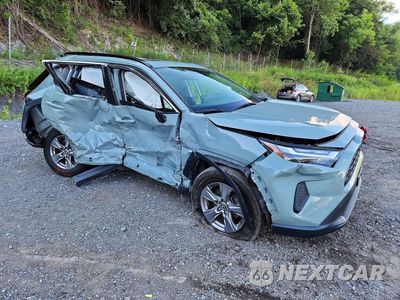 Czwarte zdjęcie samochodu z boku: 2023 TOYOTA RAV4 HYBRID XLE VIN:JTMRWRFV2PD204153 - miniatura