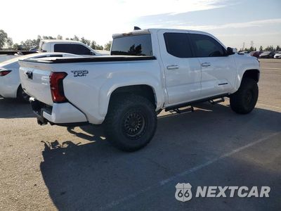 Trzecie zdjęcie samochodu z tyłu: 2025 TOYOTA TACOMA TRD SPORT VIN:3TMLB5JNXSM108608 - miniatura