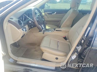 Zdjęcie 7 z 12 samochodu: 2014 MERCEDES-BENZ C 250 VIN:WDDGF4HB3EG257149 - miniatura