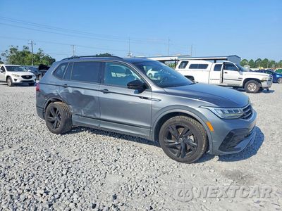 Czwarte zdjęcie samochodu z boku: 2023 VOLKSWAGEN TIGUAN SE R-LINE BLACK VIN:3VVCB7AX6PM106103 - miniatura