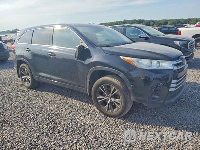 Czwarte zdjęcie samochodu z boku: 2018 TOYOTA HIGHLANDER LE VIN:5TDBZRFH0JS871043 - miniatura