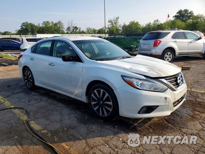 Czwarte zdjęcie samochodu z boku: 2018 NISSAN ALTIMA 2.5 SV VIN:1N4AL3AP9JC239691 - miniatura