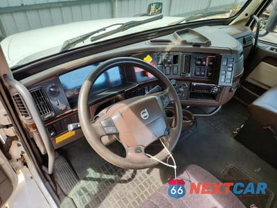 Zdjęcie 8 z 13 samochodu: 2017 VOLVO VNL SEMI TRUCK VIN:4V4N39TG5HN977454 - miniatura
