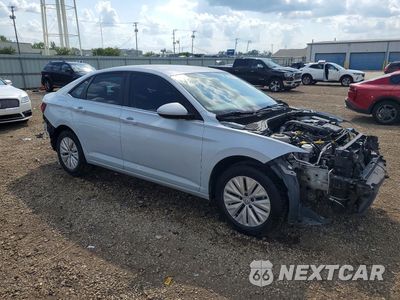 Czwarte zdjęcie samochodu z boku: 2019 VOLKSWAGEN JETTA S VIN:3VWC57BU7KM131639 - miniatura