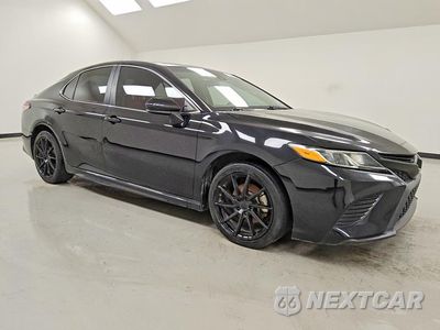 Czwarte zdjęcie samochodu z boku: 2018 TOYOTA CAMRY SE VIN:4T1B11HK5JU027492 - miniatura
