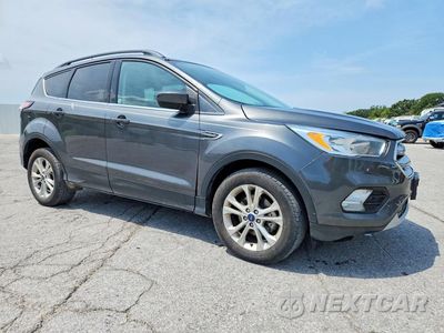 Czwarte zdjęcie samochodu z boku: 2018 FORD ESCAPE SE VIN:1FMCU0GD9JUA23079 - miniatura