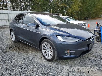 Czwarte zdjęcie samochodu z boku: 2019 TESLA MODEL X VIN:5YJXCAE23KF212174 - miniatura
