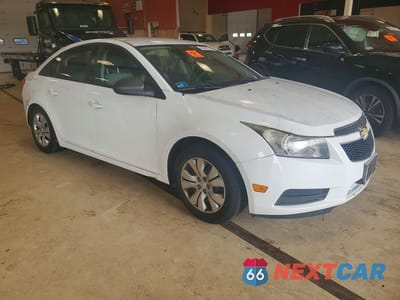 Czwarte zdjęcie samochodu z boku: 2013 CHEVROLET CRUZE LS VIN:1G1PA5SG3D7111621 - miniatura