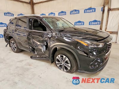 Czwarte zdjęcie samochodu z boku: 2026 TOYOTA HIGHLANDER XLE VIN:5TDKDRBH1TS611158 - miniatura