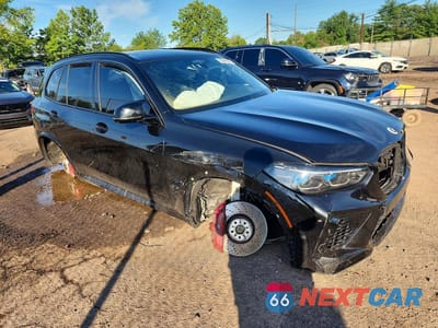 Czwarte zdjęcie samochodu z boku: 2023 BMW X5 M VIN:5YMJU0C08P9R25482 - miniatura