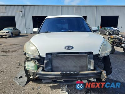 Piąte zdjęcie samochodu w środku: 2013 KIA SOUL + VIN:KNDJT2A64D7776980 - miniatura