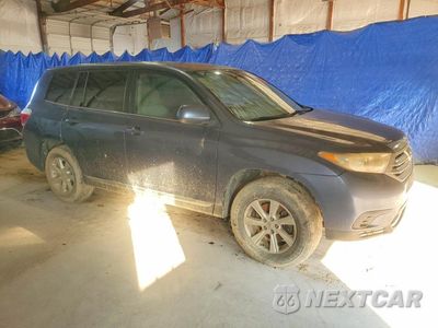Czwarte zdjęcie samochodu z boku: 2013 TOYOTA HIGHLANDER BASE VIN:5TDBK3EHXDS227329 - miniatura