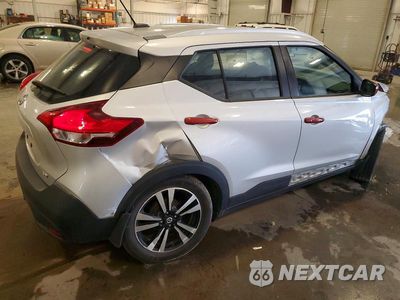Trzecie zdjęcie samochodu z tyłu: 2018 NISSAN KICKS SV VIN:3N1CP5CU0JL497224 - miniatura