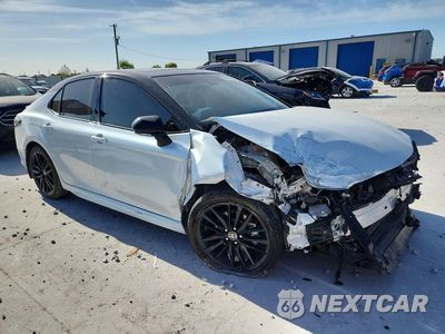 Czwarte zdjęcie samochodu z boku: 2022 TOYOTA CAMRY XSE VIN:4T1K31AK3NU041045 - miniatura