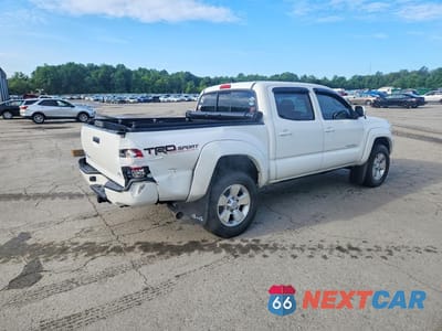 Trzecie zdjęcie samochodu z tyłu: 2015 TOYOTA TACOMA V6 VIN:5TFLU4EN7FX132802 - miniatura