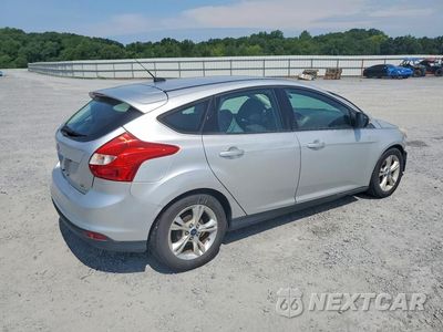 Trzecie zdjęcie samochodu z tyłu: 2014 FORD FOCUS SE VIN:1FADP3K24EL288050 - miniatura