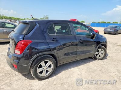 Trzecie zdjęcie samochodu z tyłu: 2022 CHEVROLET TRAX LS VIN:KL7CJKSM9NB510300 - miniatura