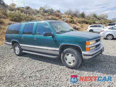 Czwarte zdjęcie samochodu z boku: 1997 CHEVROLET SUBURBAN K1500 VIN:3GNFK16R8VG117402 - miniatura