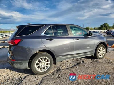 Trzecie zdjęcie samochodu z tyłu: 2022 CHEVROLET EQUINOX VIN:2GNAXTEV6N6117724 - miniatura