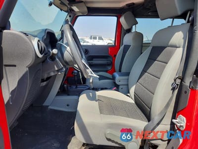 Zdjęcie 7 z 14 samochodu: 2010 JEEP WRANGLER SAHARA VIN:1J4AA5D14AL162290 - miniatura