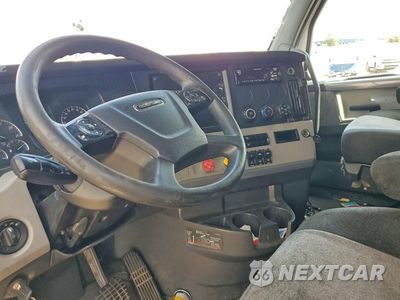 Zdjęcie 8 z 14 samochodu: 2018 FREIGHTLINER CASCADIA SEMI TRUCK VIN:3AKJHHDR3JSJN4817 - miniatura