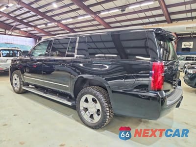 Drugie zdjęcie samochodu z przodu: 2019 CHEVROLET SUBURBAN K1500 LT VIN:1GNSKHKC4KR150174 - miniatura