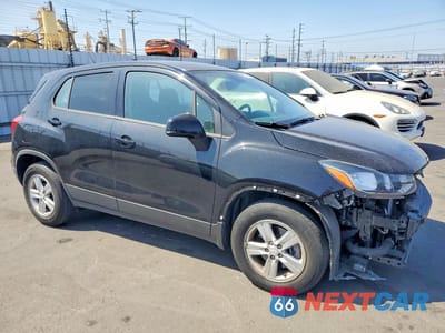 Czwarte zdjęcie samochodu z boku: 2020 CHEVROLET TRAX LS VIN:3GNCJKSB6LL308230 - miniatura