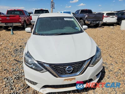 Piąte zdjęcie samochodu w środku: 2018 NISSAN SENTRA S VIN:3N1AB7AP7JY317982 - miniatura
