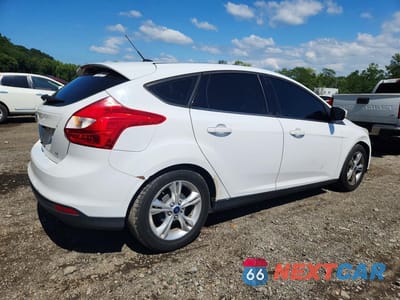 Trzecie zdjęcie samochodu z tyłu: 2014 FORD FOCUS SE VIN:1FADP3K20EL141434 - miniatura