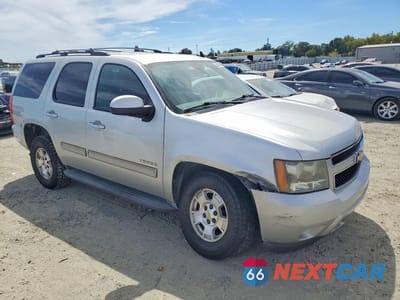 Czwarte zdjęcie samochodu z boku: 2011 CHEVROLET TAHOE K1500 LS VIN:1GNSKAE08BR378266 - miniatura